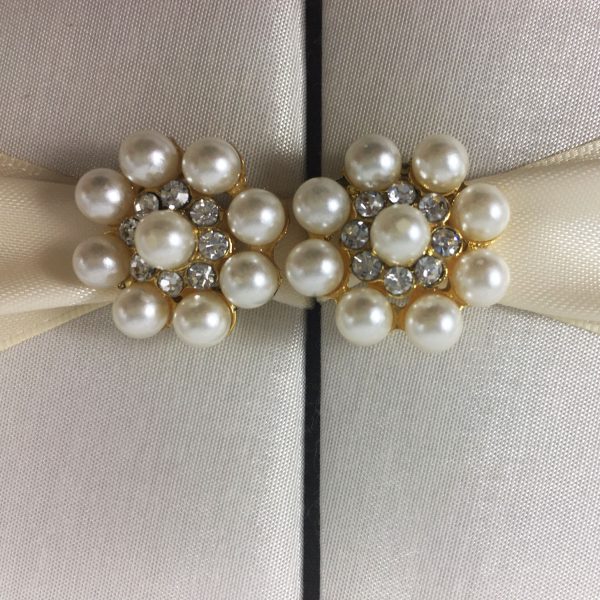 Pearl pair brooch