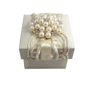 Luxury weddinf favor boxes with lace and pearl brooch