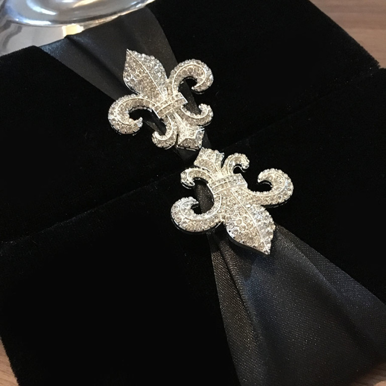 Broche De Revers Fleur De Lis En Alliage Doré - QHG7, Neuf Sous Emballage, Fabrication USA