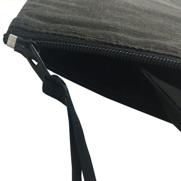 zipper closure closeup of cosmetic bag