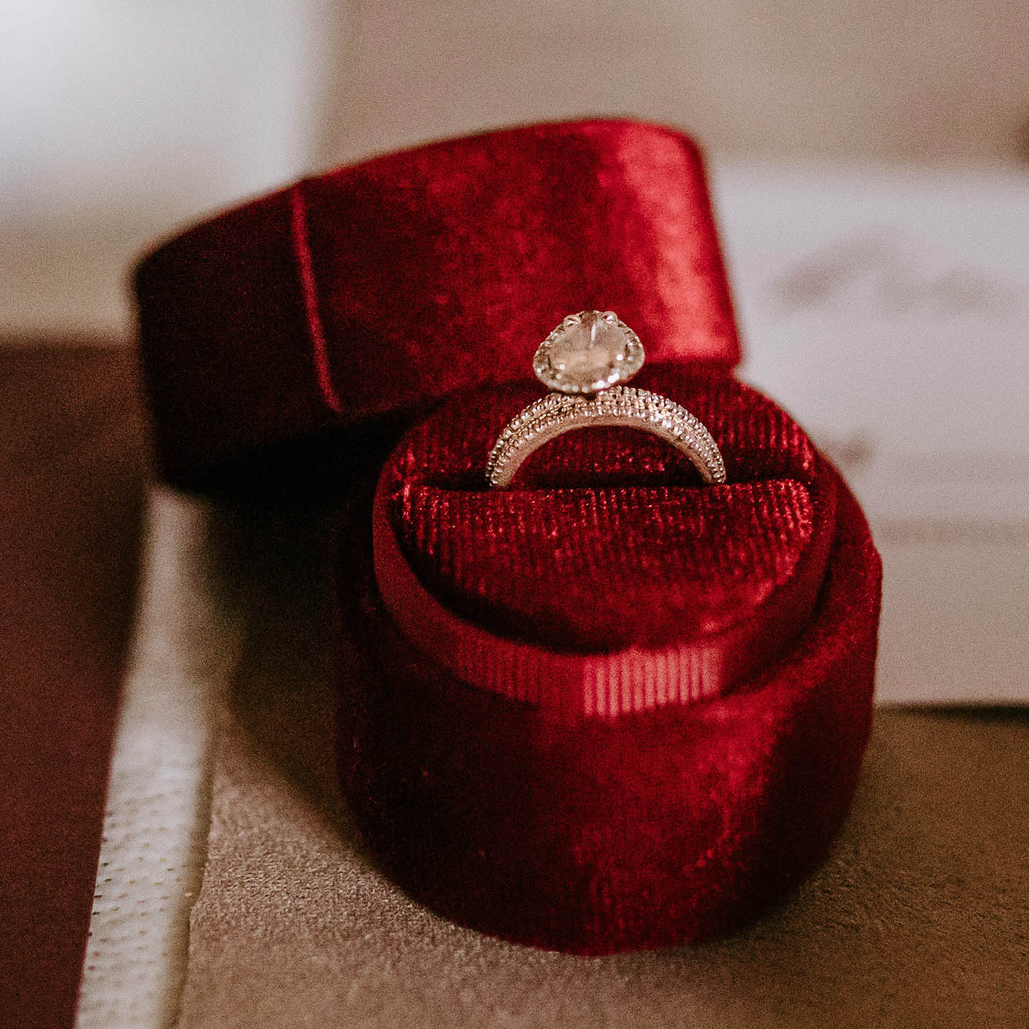 Verslagen Datum Buiten adem Luxury Red Velvet Engagement Ring Box