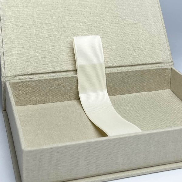 close-up linen photo box in khaki for 4x6 inches photographs