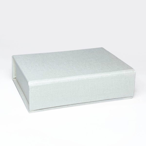 Picture of ivory linen USB box, closed with magnet lid