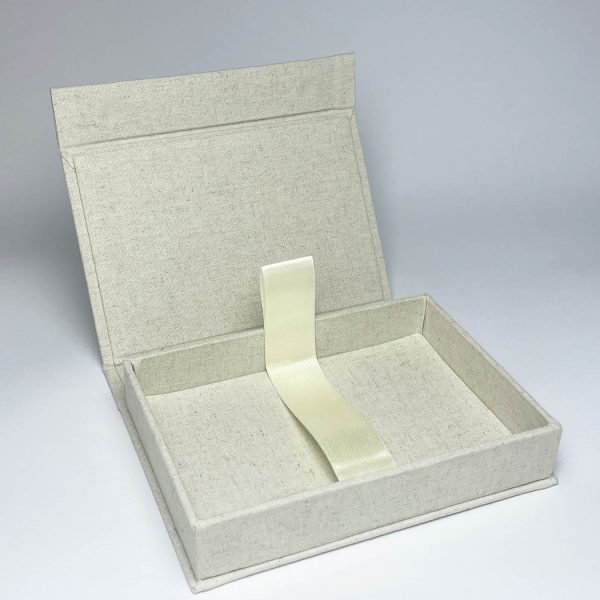 Magnetic lid linen photo box in natural color for 4 x 6 inches photographs