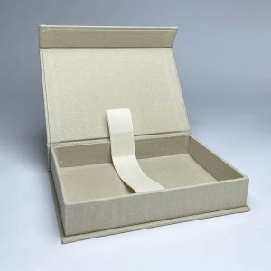 4 x 6 linen photo box with magnet closure